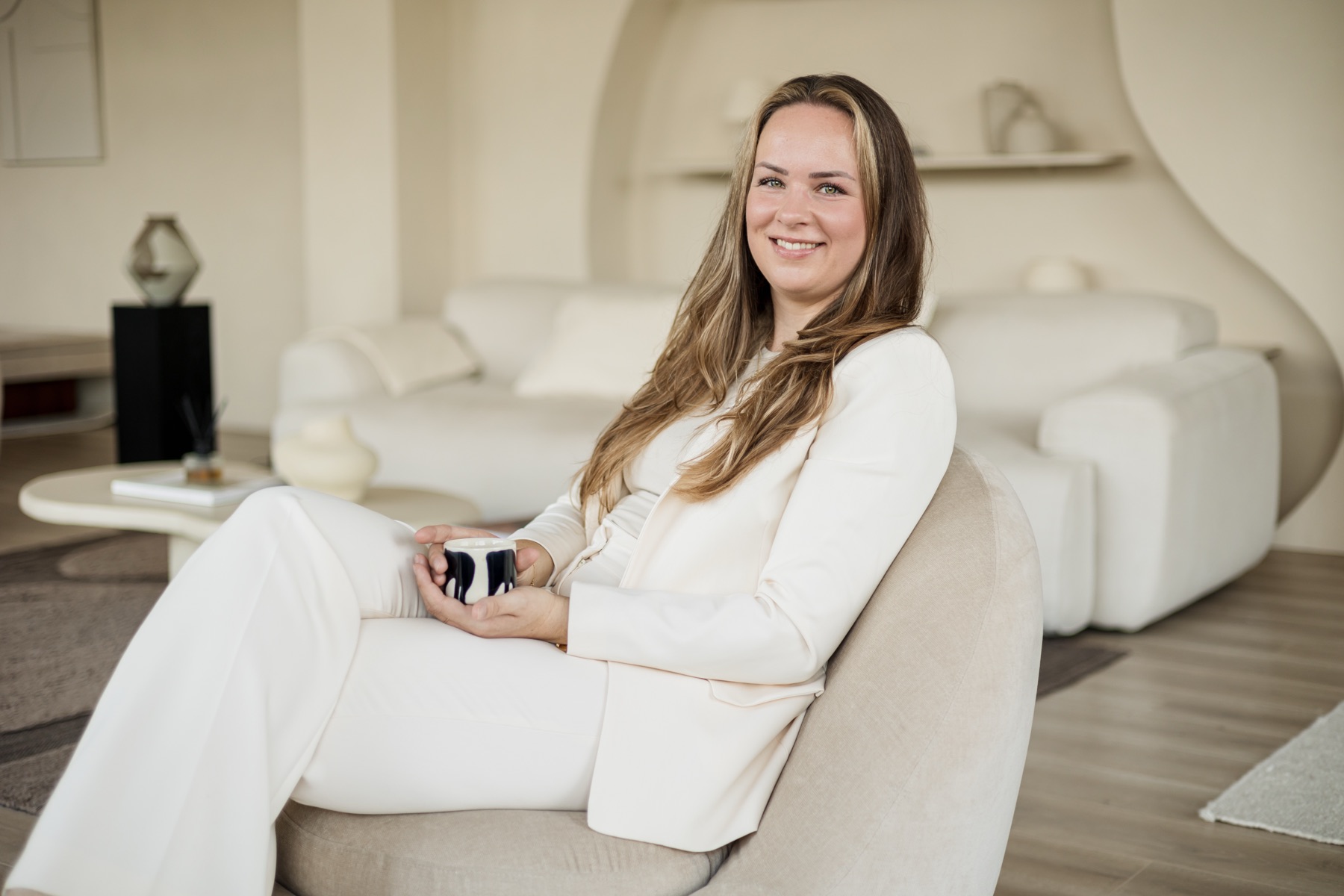 Karin op de bank met een mok